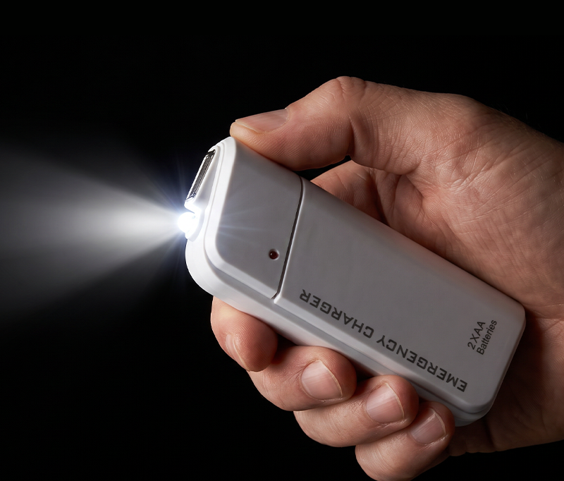 AA-batteridrevet powerbank med LED-lommelykt – gir ekstra strøm til mobilen i nødssituasjoner