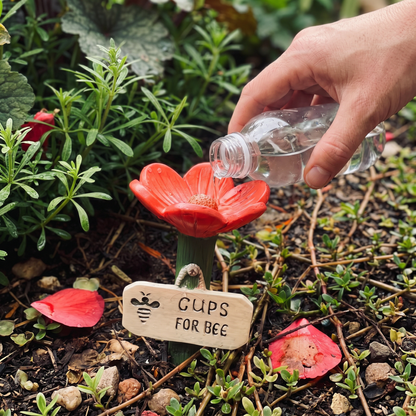 Blomsterformet vannstasjon for bier – fargerik drikkestasjon i hagen