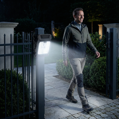Praktisk solcellelampe med klemme og bevegelsessensor